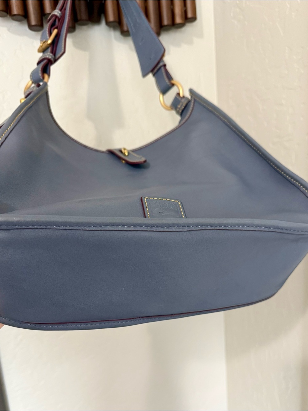 Dooney and Bourke Large Messenger bag in Florentine Leather - Picture 3 of 7